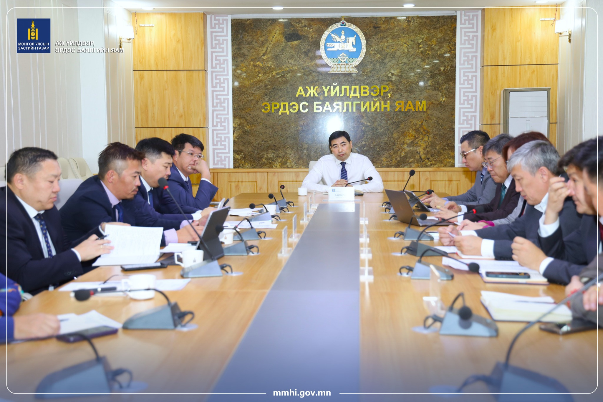 Аж үйлдвэр, эрдэс баялгийн яамны ээлжит шуурхай хуралдаан боллоо